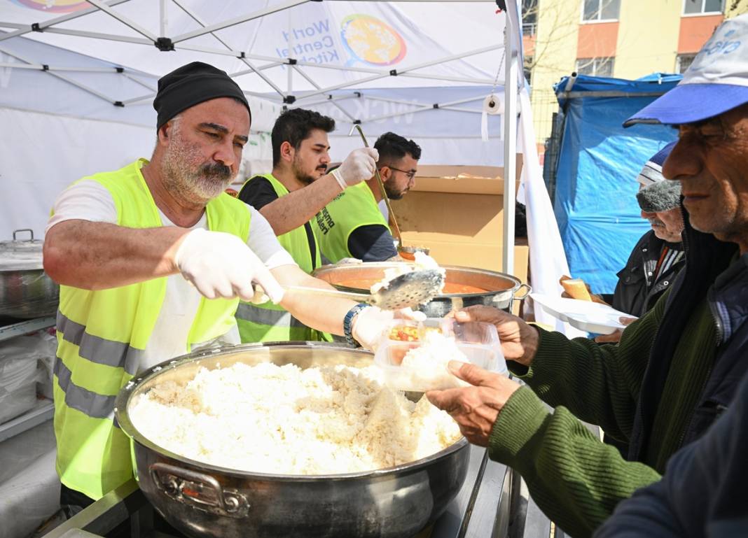 İhtiyaç olduğu sürece burada kalacağım! 'Erdal Bakkal' Cengiz Bozkurt'un 20 gündür deprem bölgesinde olduğu ortaya çıktı! 6